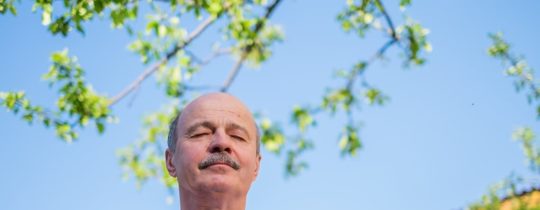 Homme sénior en pleine méditation pour son bien-être mental